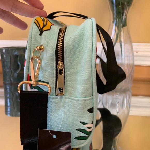 Marc Jacobs pouch converted in to shoulder bag or cross body - Picture 4 of 7